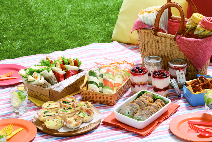 Пикник должно быть. Еда для пикника на природе. Пикник сладость. Закуски для детей на пикник. Сервировка стола на пикнике.