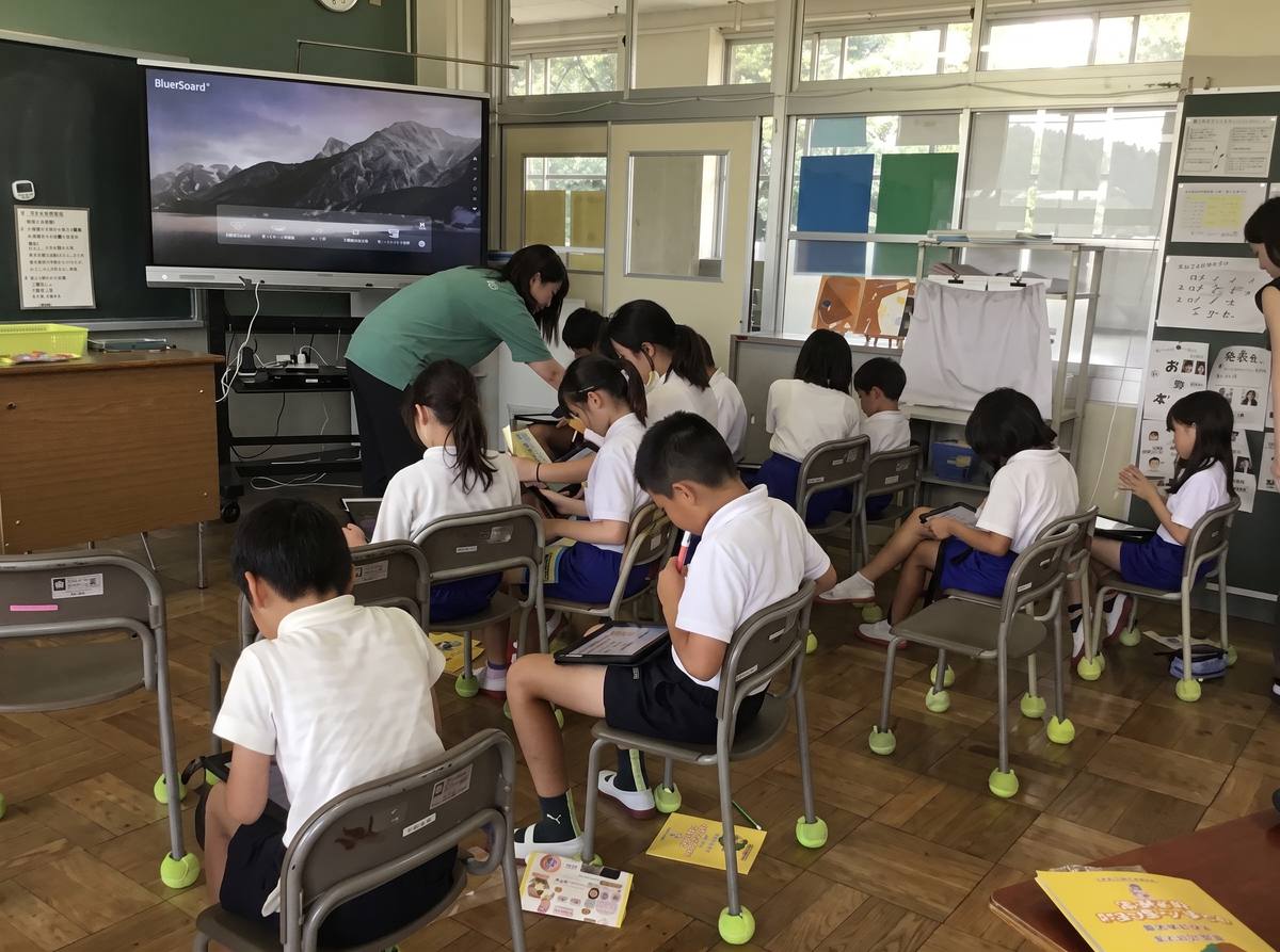 児童がタブレットを使ってスマイルアドベンチャーに取り組んでいる授業風景