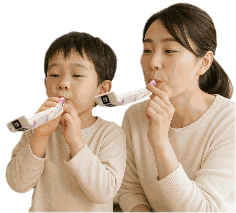 親子で吹き戻し「ピロピロ」を吹いている様子